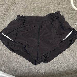 Lululemon size 4 hotty hot 2.5” shorts